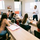 Estudiantes en aula de clases.