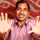 El hombre de 43 años tiene 28 dedos y dice que es una bendición.