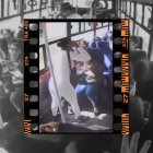 La mujer ordena a sus compinches qué hacer durante los robos.