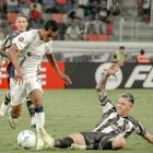 El extremo Bryan Ramírez intenta evadir la férrea marca de un defensa del Central Córdoba.