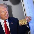 El presidente presentó una tarjeta de residencia permanente con su rostro por cinco millones de dólares