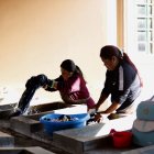 Madre e hija van a la lavandería  porque donde viven no tienen acceso  al agua.