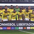 Jugadores de Barcelona posan para el partido de la fase de grupos de la Copa Libertadores ante River Plate en el estadio Más Monumental en Buenos Aires (Argentina)