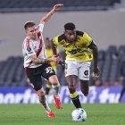 Franco Mastantuono de River disputa el balón con Gustavo Vallecilla de Barcelona.