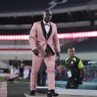 El último outfit que causó sensación fue un traje color palo de rosa que usó en el partido contra River Plate por la Copa Libertadores.