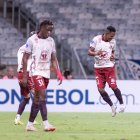 El festejo de Carlos Orejuela (d) tras marcar el primer gol de Mushuc Runa.