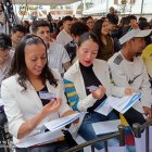 Las maratonistas Mary Granja (i) y Rosalba Chacha, revisando el nuevo beneficio.