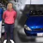 Un vehículo azul se usó para trasladar a las mujeres que llevaban el arma para matar a la víctima afuera de la iglesia.