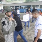 Los electores en Guayaquil salen a votar en medio de las lluvias de la mañana de este domingo 13 de abril.