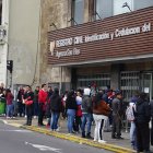 Varias personas esperan por su cédula en la agencia de Registro Civil de San Blas.