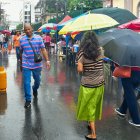 Unos electores salieron preparados, llevando paraguas, pero otros no tenían.