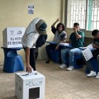 ¿Hasta qué hora pueden acudir los ecuatorianos a votar?