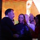 Luisa González y Pabel Muñoz, alcalde de Quito, durante el discurso de la derrota correísta.