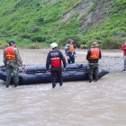 Las brigadas de los socorrista buscan a la otra hermana, en el río y en tierra
