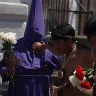 Feligreses realizan actos de penitencia en la procesión de Jesús del Gran Poder.