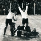 La plantilla torera fue a celebrar la victoria con el cura Juan Manuel Bazurco, autor del único gol en La Plata al 63’, tras asistente de Alberto Spencer.