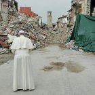Imagen de archivo (2016) del papa Francisco visitando la zona cero del terremoto en Amatrice, Italia.