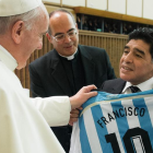El Papa Francisco se reencontró con Diego Maradona, quien le regaló una camiseta de Argentina