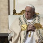 Francisco, cuyo nombre era Jorge Mario Bergoglio, alcanzó el récord de 942 canonizaciones, seguido de Juan Pablo II, quien aprobó 483.