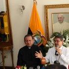 En la rueda de prensa que brindó el cardenal Luis Cabrera (blanco), exhibió un retrato de Jorge Bergoglio.