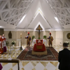 El Vaticano difundió las imágenes del cuerpo del papa Francisco.