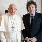 El papa Francisco en un reunión junto a Javier Milei.
