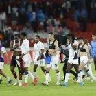 La tristeza de los jugadores albos tras ceder un punto en casa.