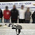 Tres de los sujetos intentaron huir trepándose por los techos.