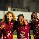Jugadores del Mushuc Runa posan al celebrar el gol de Elian Caicedo (c).