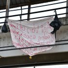 En una sábana blanca junto a los dos bultos dejaron un mensaje amenazante.