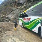 Personal del ministerio de Transporte y Obras Públicas trabaja para habilitar un carril en la carretera Ibarra-San Lorenzo.