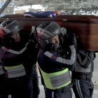 Los compañeros de Henry Paúl Uribe cargaron su féretro y le rindieron honores.