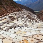 Las salineras de Maras forman un paisaje único en el Valle Sagrado, donde la tradición ancestral de la extracción de sal sigue viva.