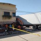 El cabezal con un contenedor permanecía encadenado en el sitio donde se produjo el accidente.