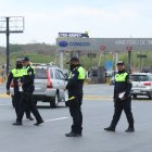 Agentes de la Comisión de Tránsito del Ecuador durante un operativo de control en la carretera.