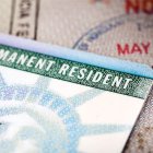 El nuevo formulario para solicitar la Green Card elimina un requisito impuesto durante la pandemia.