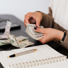 Los beneficiarios de los diferentes bonos del MIES podrán cobrar sus pagos en los puntos autorizados a partir de mayo de 2025