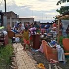 Las personas sacaban sus pocas pertenencias rescatables a la vía principal.