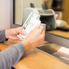 Cliente retira dinero de una entidad bancaria.