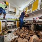 En Piedras Viejas, Tachina, Esmeraldas, los pobladores tratan de rescatar lo que sea posible.