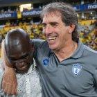 Segundo Castillo y Guillermo Almada un abrazo futbolero en el Monumental