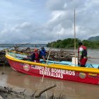 En los recodos del río, entre ramas y corrientes, buscan al joven que desapareció en el agua.