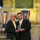El presidente del Barcelona SC, Antonio Álvarez, entrega la distinción al excapitán y defensa torero, Jimmy Montanero.