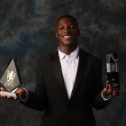 Moisés Caicedo posó feliz con el doble reconocimiento que recibió.