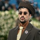 Bad Bunny en la Met Gala 2025, luciendo un diseño de Prada.