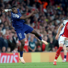 Willian Pacho (i) es uno de los hombres claves en la zona defensiva de PSG