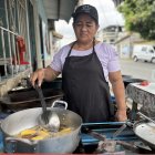 Vicenta, ayudante de Nelly, es la encargada de la cocina la mayor parte del tiempo.