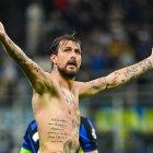 Francisco Acerbi se quitó la camiseta al celebra su con para Inter de Milán en la semifinal de Champions League.