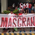 Hinchas de River Plate recibieron con banderas y cánticos al equipo en Guayaquil