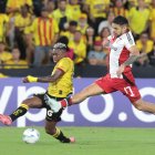 La defensa de Barcelona sufrió en el partido ante River Plate.